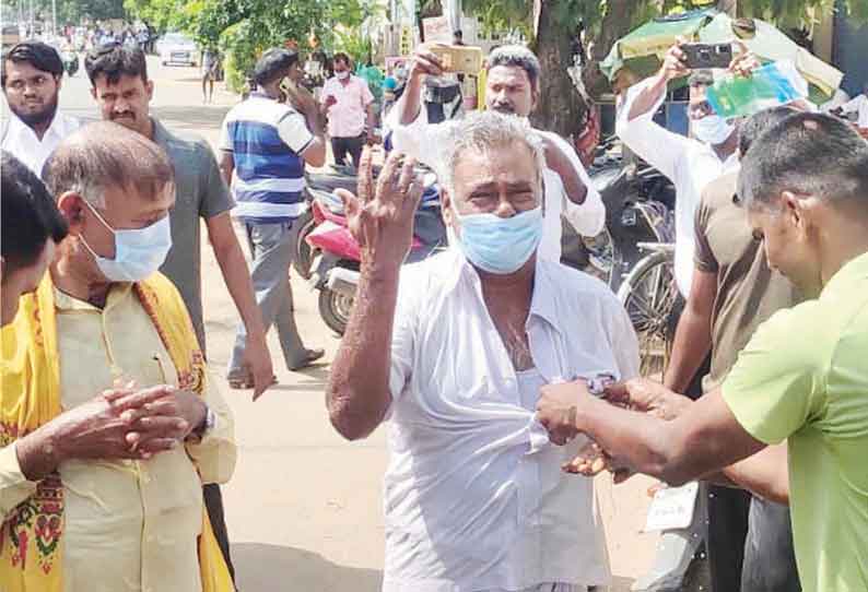 திருச்சி போலீஸ் ஐ.ஜி. அலுவலகம் அருகே 2 முதியவர்கள் தீக்குளிக்க முயற்சி