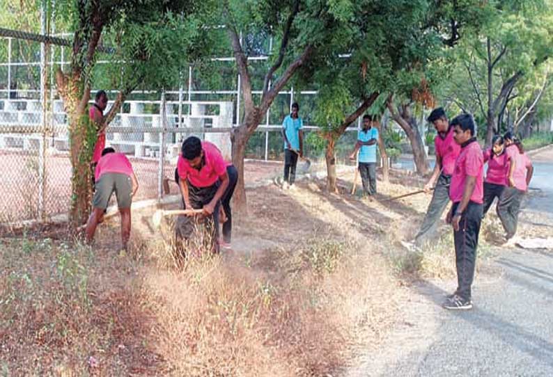 திருச்செந்தூர் டாக்டர் சிவந்தி ஆதித்தனார் உடற்கல்வியியல் கல்லூரியில் தூய்மைப்பணி