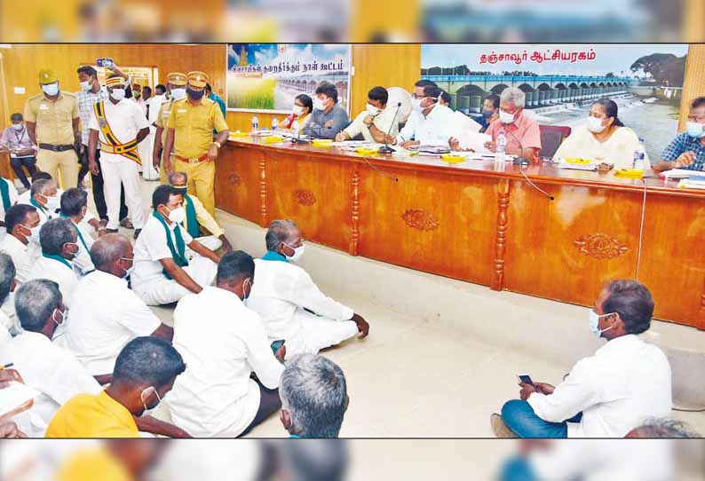 குறைதீர்க்கும் கூட்டத்தை ரத்து செய்யக்கோரி விவசாயிகள் தர்ணா - கலெக்டர் அலுவலகத்தில் பரபரப்பு