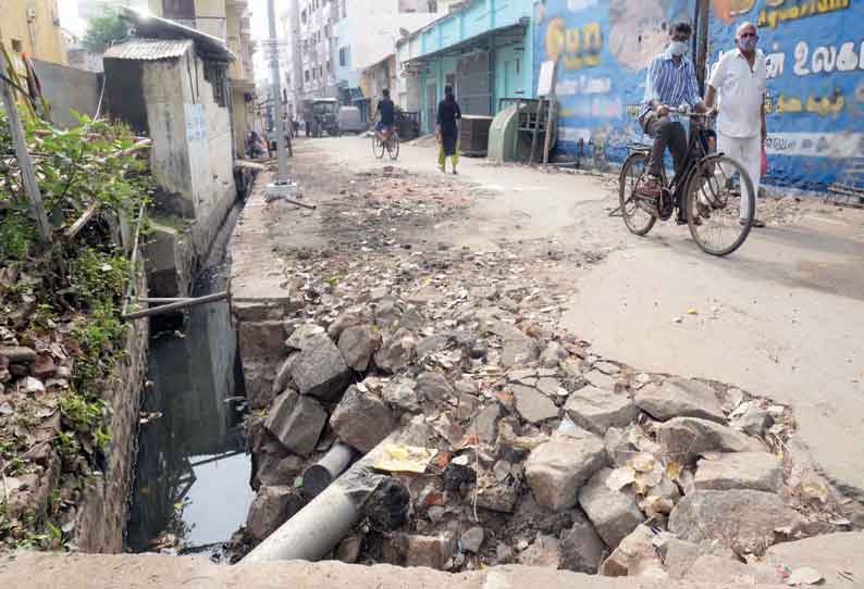 ஈரோடு கருங்கல்பாளையம் கற்பகம் லேஅவுட் பகுதியில் உள்ள ரோடு முழுமையாக பழுதடைந்து உள்ளது. இங்குள்ள சாக்கடை கால்வாய் கரைகள் உடைந்து கிடக்கின்றன. சாலையில் பொதுமக்கள் நடந்து செல்ல மிகவும் சிரமப்படுகிறார்கள். இந்த சாலையை சீரமைக்க அதிகாரிகள் நடவடிக்கை எடுக்க வேண்டும்.