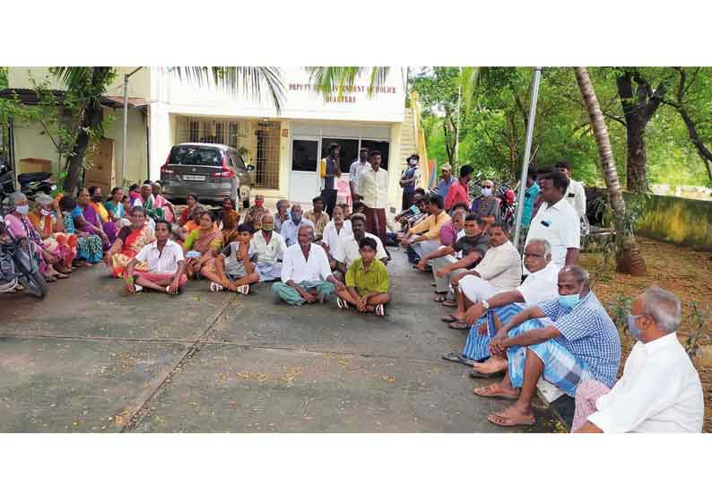 ஆரணி துணை போலீஸ் சூப்பிரண்டு அலுவலகம் முன்பு பொதுமக்கள் தர்ணா