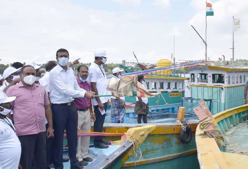 விவேகானந்தர் நினைவு மண்டபத்துக்கு படகுகள் அணிவகுப்பு