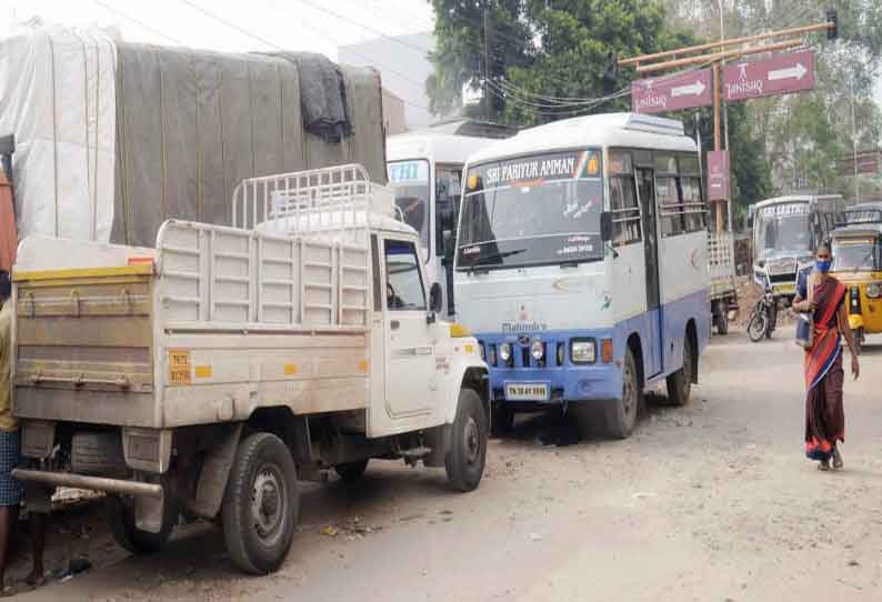 போக்குவரத்து நெரிசலில் சிக்கித்தவிக்கும் ஈரோடு காவிரி ரோடு பணிகளை விரைந்து முடிக்காமல் மெத்தனம் காட்டுவதாக புகார்