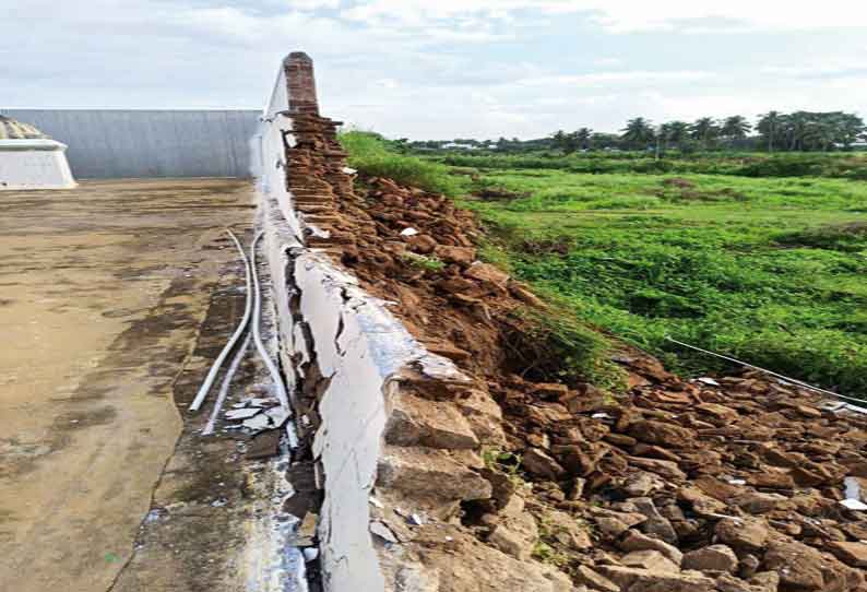 அந்தியூர் செல்லீஸ்வரர் கோவில் சுற்றுச்சுவர் இடிந்து விழுந்தது