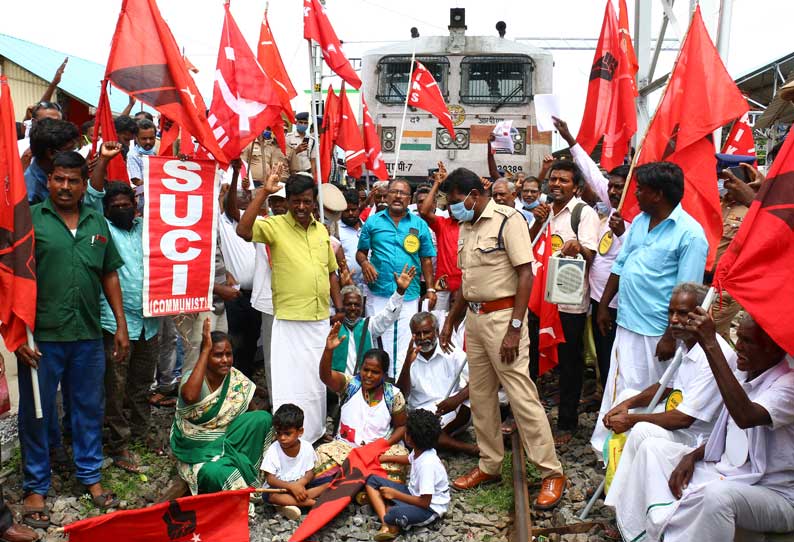 விழுப்புரம் மாவட்டத்தில் மத்திய அரசை கண்டித்து ரெயில்-சாலை மறியல் 111 பேர் கைது