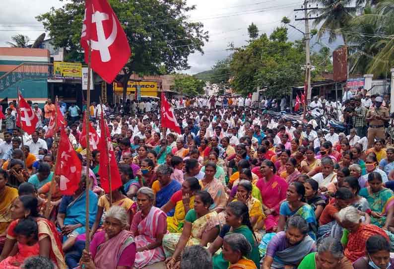 வனத்துறையினரை கண்டித்து வருசநாட்டில் 39 மலைக்கிராம மக்கள் மறியல்