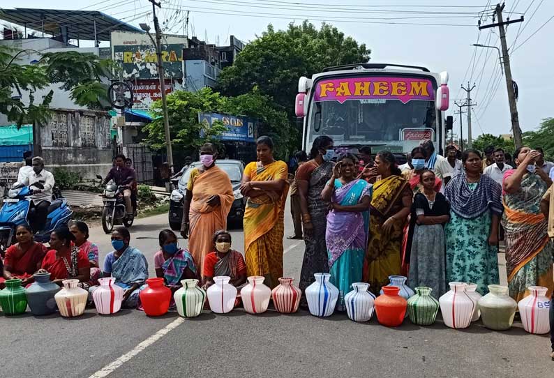 சிதம்பரத்தில் குடிநீர் கேட்டு காலி குடங்களுடன் பெண்கள் சாலை மறியல்