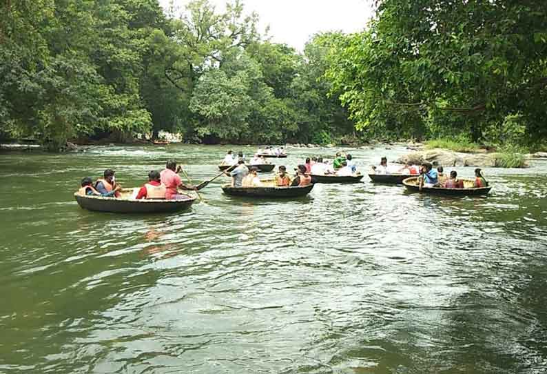 ஒகேனக்கல் சுற்றுலா தலம் திறப்பு பரிசல் சவாரி செய்து பயணிகள் உற்சாகம்