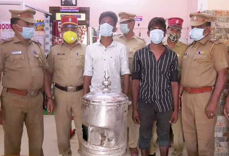 காரைக்காலில் கோவில்களில் புகுந்து கொள்ளையடித்த 2 பேர் கைது