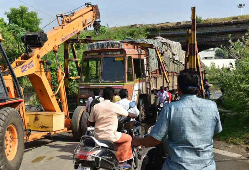 ஈரோட்டில் ரெயில்வே நுழைவு பாலத்தின் தடுப்பு கம்பியில் மோதிய லாரி போக்குவரத்து பாதிப்பு