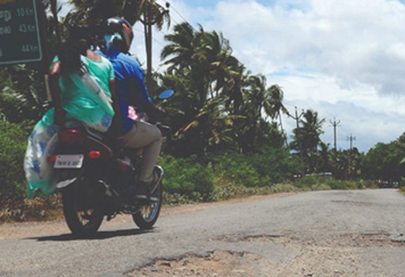 குண்டும், குழியுமான தார்சாலை