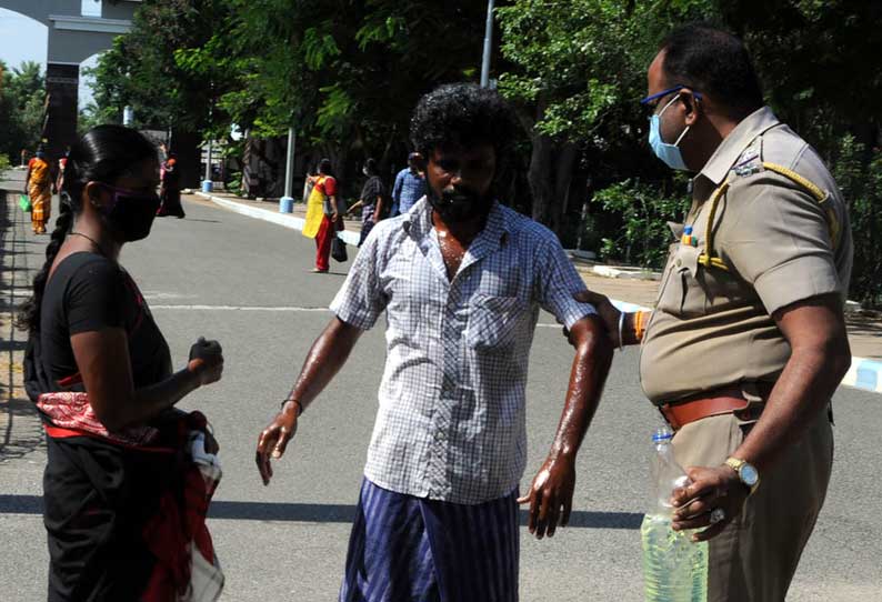 நாமக்கல் கலெக்டர் அலுவலகத்தில் லாரி உரிமையாளர் மனைவியுடன் தீக்குளிக்க முயற்சி போலீசார் விசாரணை