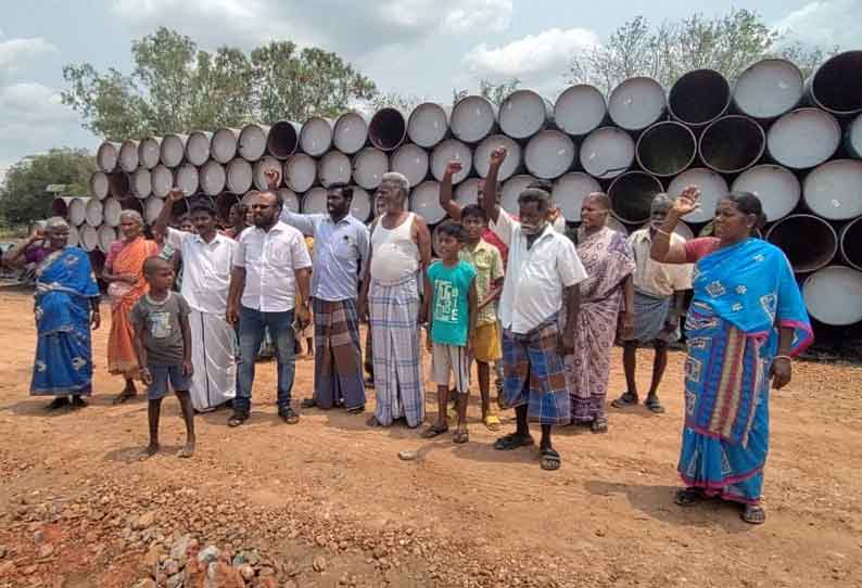 ராட்சத குழாய்கள் இறக்குவதை தடுத்து நிறுத்தி கிராம மக்கள் போராட்டம்