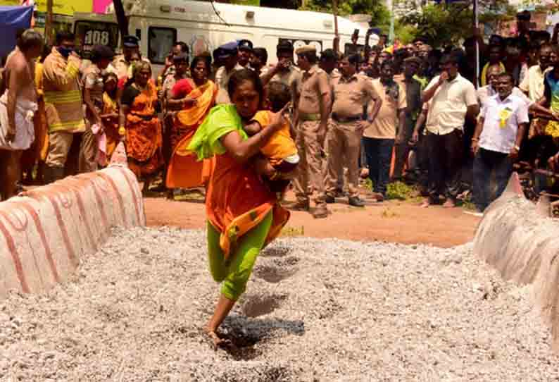 பெரிய மாரியம்மன் கோவில் திருவிழாவில் பக்தர்கள் பூக்குழி இறங்கி நேர்த்திக்கடன்