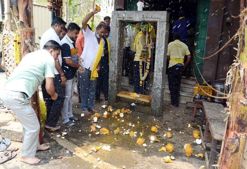 கோவில் நிலத்தில் பொங்கல் வைக்க அனுமதி கேட்டு பெரிய மாரியம்மன் கோவில் முன்பு தேங்காய் உடைக்கும் போராட்டம்; பா.ஜனதா பெண் எம்.எல்.ஏ. உள்பட 24 பேர் கைது