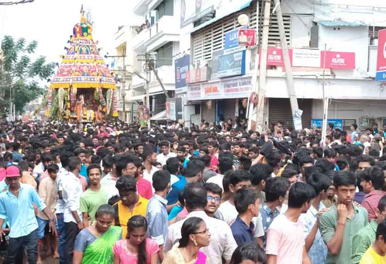 இளம்பிள்ளையில்  மாரியம்மன் கோவில் தேரோட்டம்