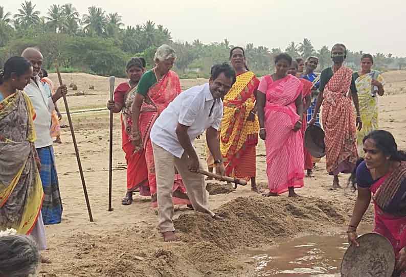 அம்பலூர் ஊராட்சியில் வளர்ச்சித் திட்ட பணிகளை அதிகாரிகள் ஆய்வு