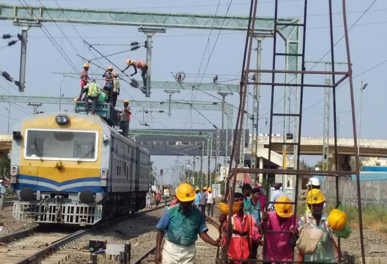 கோவில்பட்டி, துலுக்கப்பட்டி இடையே இரட்டை ரெயில் பாதையில்  சிக்னல் அமைக்கும் பணி