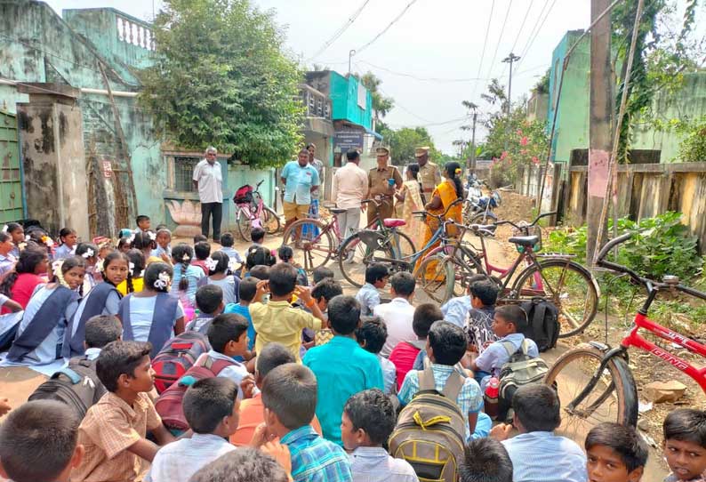 பள்ளிக்கு செல்லும் பாதை அடைப்பு மாணவர்களுடன் பொதுமக்கள் போராட்டம்