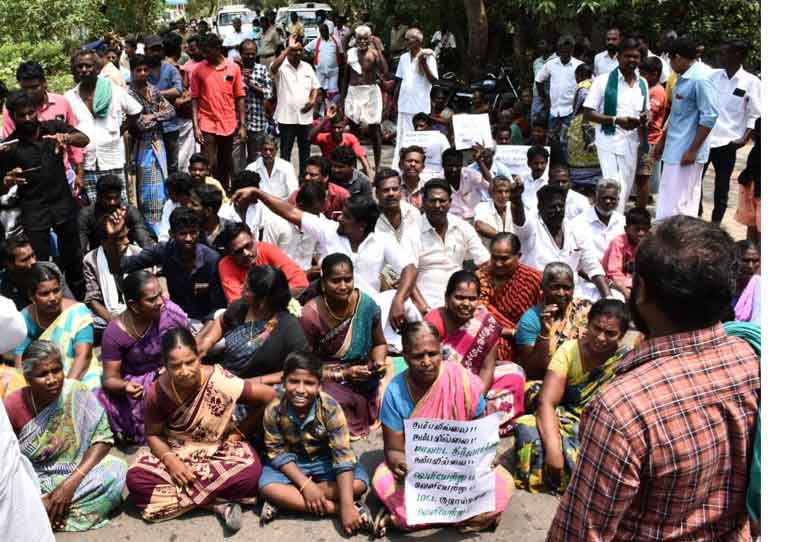 ராட்சத குழாய்களை இறக்கி வைக்க எதிர்ப்பு தெரிவித்து பொதுமக்கள் சாலை மறியல்