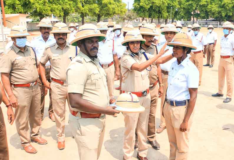 போக்குவரத்து போலீசார் உடல்நலனை பாதுகாத்துக்கொள்ள வேண்டும் தொப்பிகள் வழங்கி டி.ஐ.ஜி. அறிவுரை