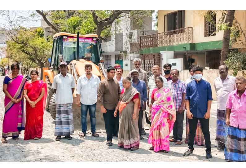 சத்துவாச்சாரியில்  சிமெண்டுசாலை அமைக்க பொதுமக்கள் எதிர்ப்பு. பொக்லைன் எந்திரத்தை சிறைபிடித்தனர்