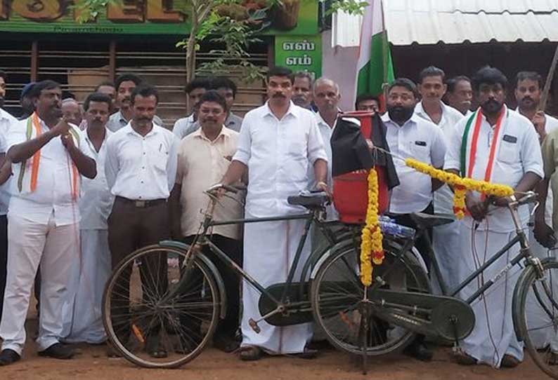 பெட்ரோல் விலை உயர்வை கண்டித்து காங்கிரசார் ஆர்ப்பாட்டம்