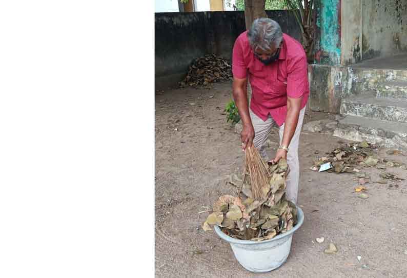 பள்ளி வளாகத்தை தூய்மை செய்த ஆசிரியர்கள்