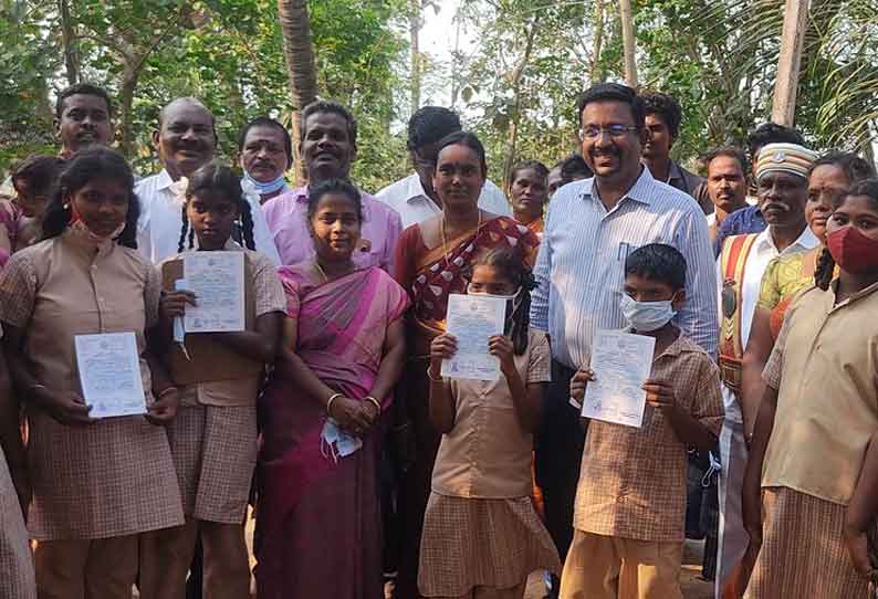 இருளர் இன மாணவ-மாணவிகளுக்கு சாதி சான்றிதழ் வழங்கிய கலெக்டர்