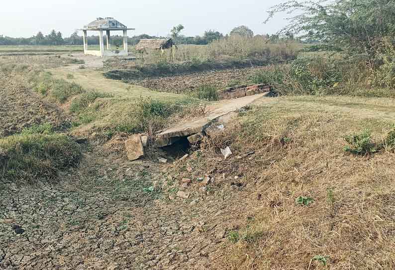 குண்டும், குழியுமான மயான பாதையில் தார் சாலை அமைக்க கோரிக்கை