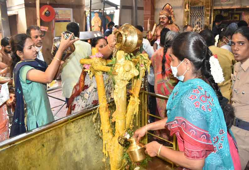 ஈரோடு பெரிய மாரியம்மன் கோவில் கம்பத்துக்கு ஏராளமான பெண்கள் புனிதநீர் ஊற்றி வழிபாடு; இன்று கம்பம் பிடுங்கும் விழா நடக்கிறது