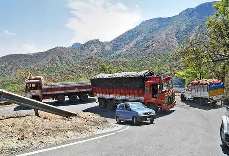 டயர் வெடித்ததால் திம்பம் மலைப்பாதையில் நகர முடியாமல் நின்ற லாரி; 2 மணி நேரம் போக்குவரத்து பாதிப்பு