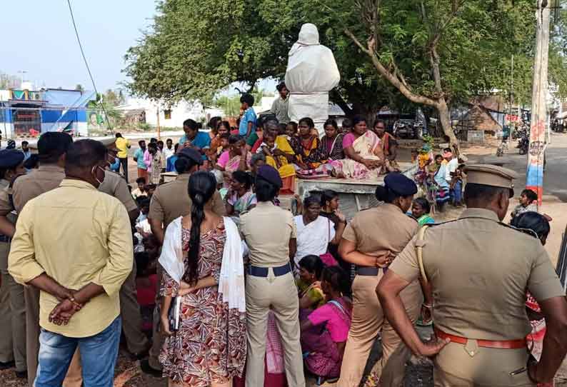 ஆத்தூர் அருகே பரபரப்பு அரசு அனுமதி இல்லாமல் நிறுவப்பட்ட அம்பேத்கர் சிலை அகற்ற எதிர்ப்பு தெரிவித்து கிராம மக்கள் போராட்டம்