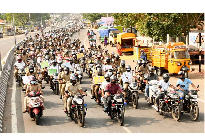 ஹெல்மெட் விழிப்புணர்வு மோட்டார் சைக்கிள் ஊர்வலம்