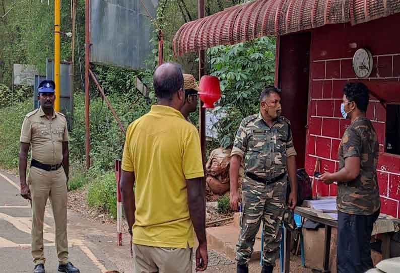 பந்தலூர் அருகே சோதனைச்சாவடிகளில் போலீஸ் சூப்பிரண்டு ஆய்வு