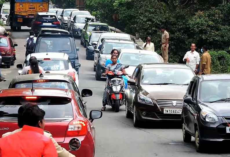 கொடைக்கானலில் 3 கிலோமீட்டர் அணிவகுத்து நின்ற வாகனங்கள்