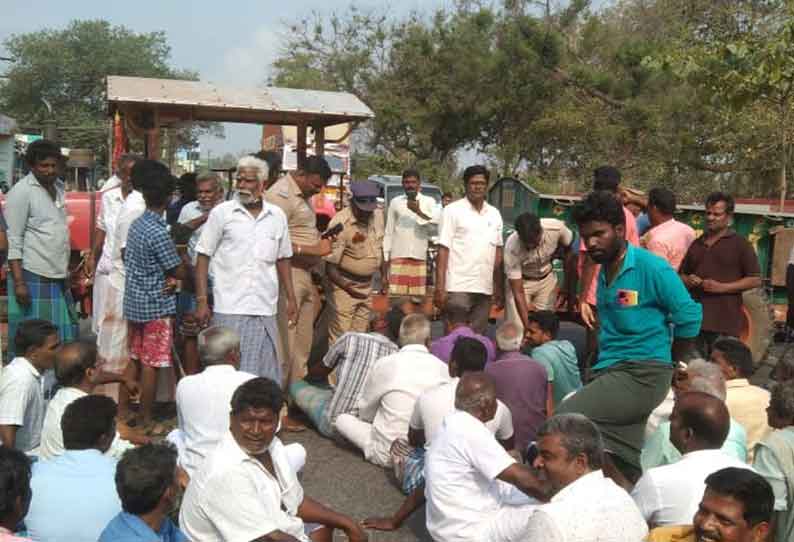 மின்மோட்டாரில் தாமிர கம்பி திருடிய வாலிபரை கட்டிப்போட்டு தாக்கிய விவசாயிகள்