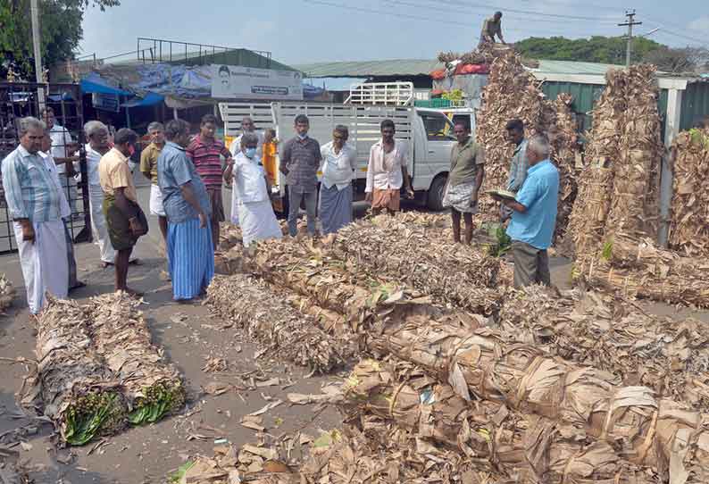 வாழை இலை கட்டு ரூ.1000-க்கு விற்பனை