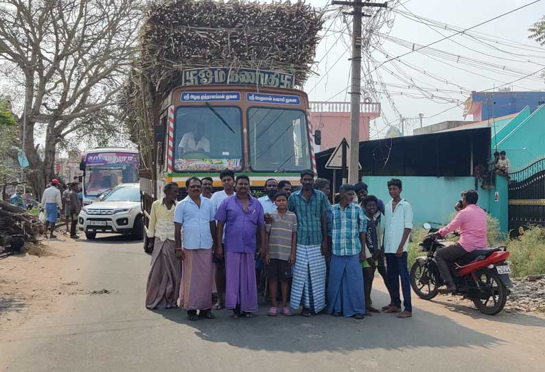 ராமநத்தம் அருகே பரபரப்பு கரும்பு ஏற்றி வந்த லாரியை மறித்து கிராம மக்கள் திடீர் போராட்டம் மின்ஒயர்கள் அறுந்து விழுந்ததால் ஆத்திரம்