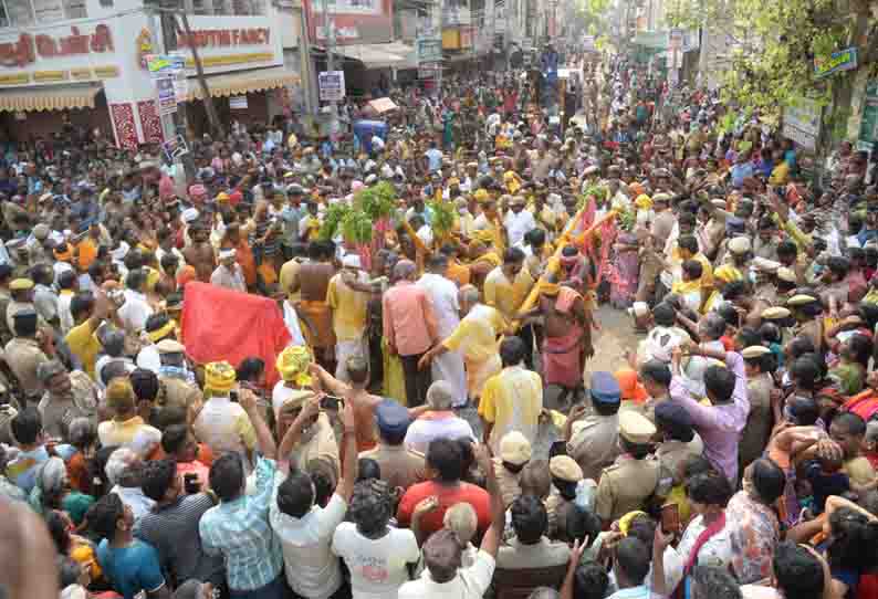 ஈரோடு பெரிய மாரியம்மன் கோவில் திருவிழா: ஆயிரக்கணக்கான பக்தர்கள் புடைசூழ கம்பங்கள் ஊர்வலம்- ஒருவருக்கொருவர் மஞ்சள் நீர் ஊற்றி உற்சாகம்