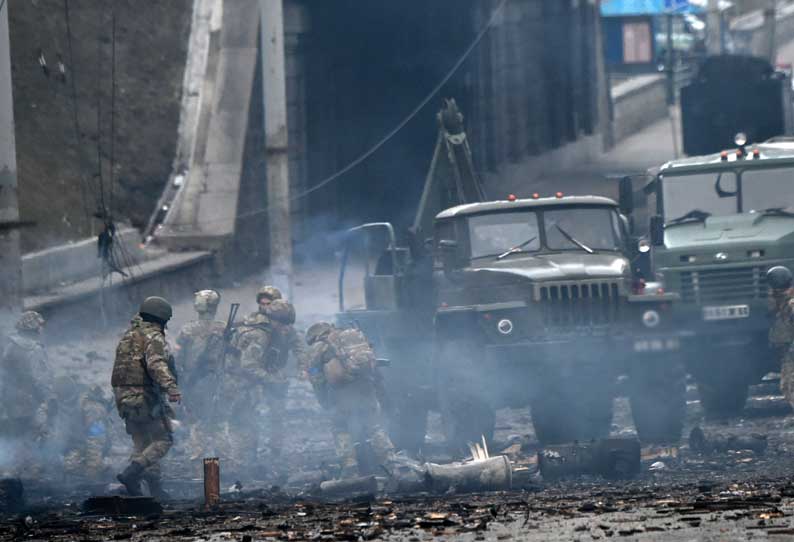 Ukraina mengatakan telah mendapatkan kembali kendali atas ‘seluruh wilayah Kyiv’ ||  Ukraina mengumumkan pemulihan kendali penuh atas “wilayah Kyiv”