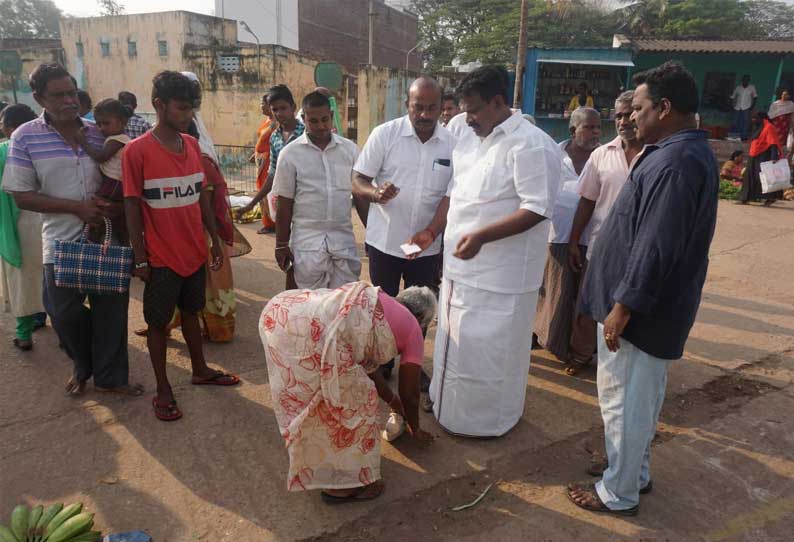 உழவர் சந்தையில் எம்.எல்.ஏ ஆய்வு : காலில் விழுந்து கோரிக்கை வைத்த பெண் விவசாயி....!