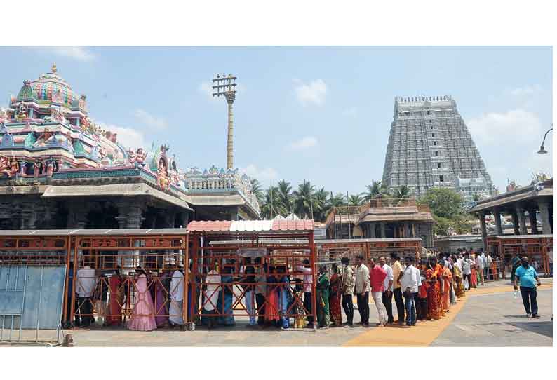 அருணாசலேஸ்வரர் கோவிலில் பக்தர்கள் கூட்டம்