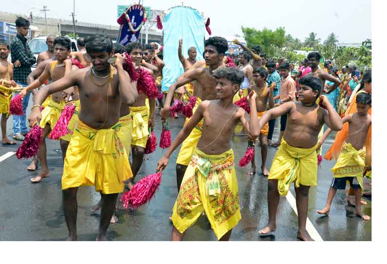 நாமக்கல் முதலைப்பட்டி ராமலிங்க சவுடேஸ்வரி அம்மன் கோவில் திருவிழா கத்திபோடும் நிகழ்ச்சி நடந்தது