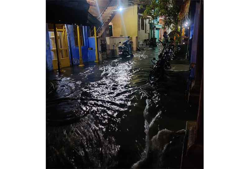 போடியில் பலத்த காற்றுடன் மழை பெய்தது. இதனால் சாலைகளில் வெள்ளம் பெருக்கெடுத்து ஓடியது.