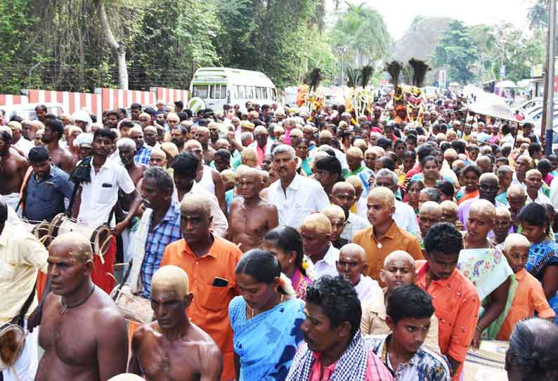 பழனி முருகன் கோவிலுக்கு படையெடுத்த பக்தர்கள்