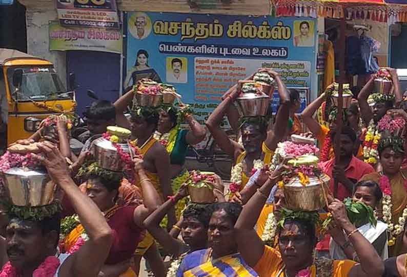 வலங்கைமான் மகாமாரியம்மன் புஷ்ப பல்லக்கில் வீதி உலா