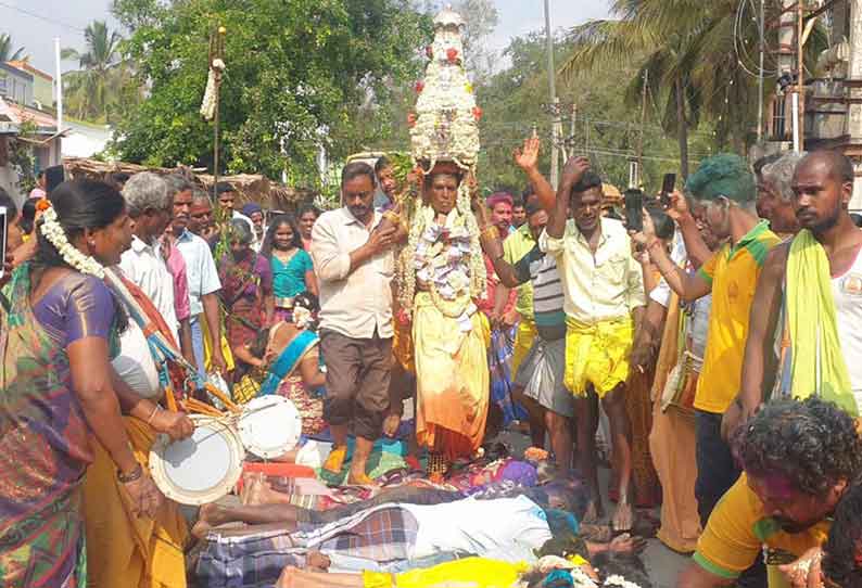 சிந்தகம்பள்ளியில் யுகாதி பண்டிகை கொண்டாட்டம் பக்தர்கள் மீது நடந்து சென்று ஆசி வழங்கிய பூசாரி