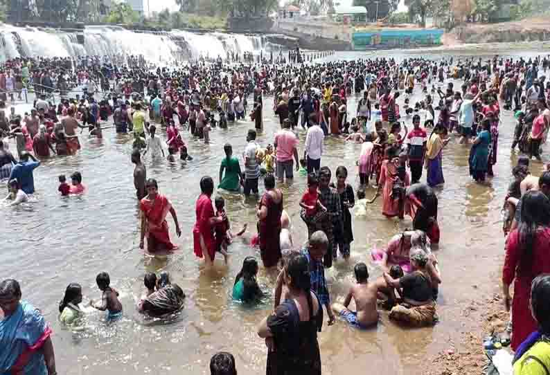 கோபி அருகே கொடிவேரி அணையில் குவிந்த சுற்றுலா பயணிகள்