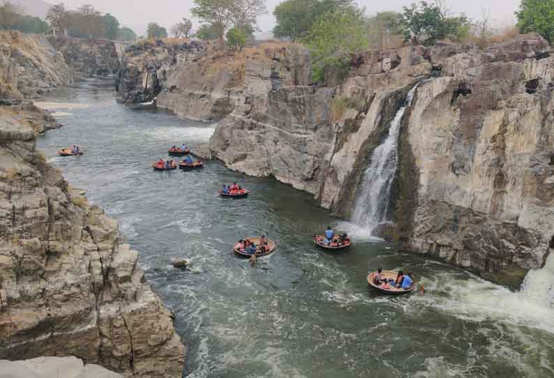 ஒகேனக்கல்லில் அலைமோதிய சுற்றுலா பயணிகள் அருவியில் குளித்தும் பரிசலில் சென்றும் மகிழ்ந்தனர்